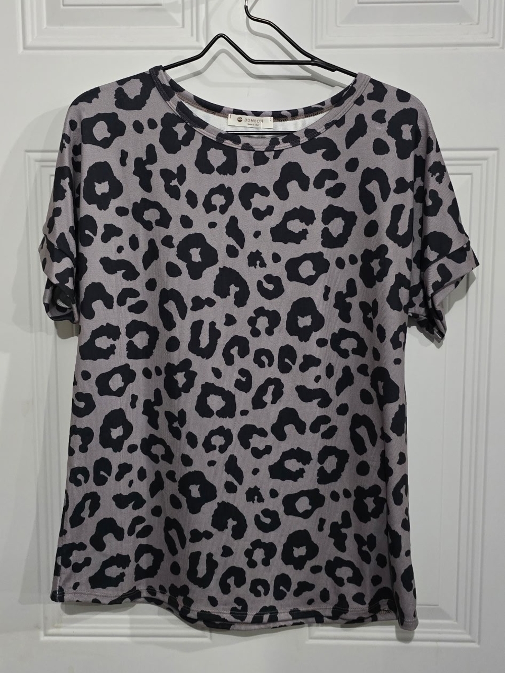 New M Bom Bom Leopard Print Short Sleeve Top - Gray/Black